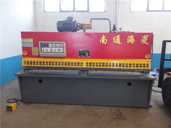 QC12Y-8*2500摆式剪板机